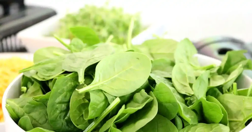 fresh spinach leaves, Plant Smart, Optimal Seasons for 40 Vegetable Varieties